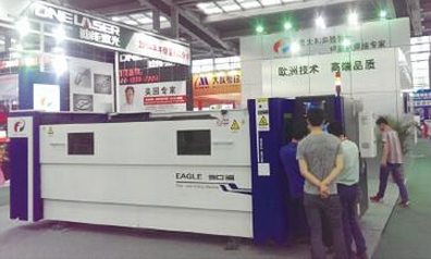 新產品“飛鷹”光纖激光切割亮相深圳機械展